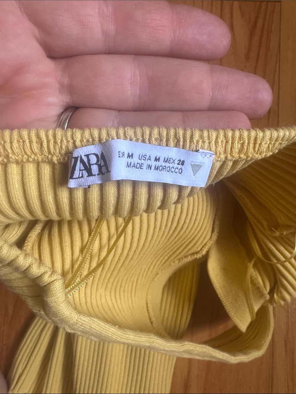 Zara Medium Yellow Ribbed Halter Button-Front Top - Picture 4 of 4